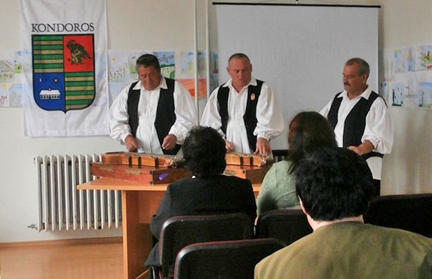 A kondorosi citerások a Civil Házban