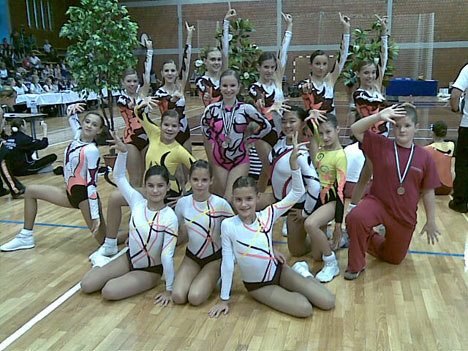 A RITMUS SPORTAEROBIC CLUB SPORTAEROBICOSAI, középen : GYEKICZKI GYÖNGYI, jobbra: FABÓ MÁRKÓ