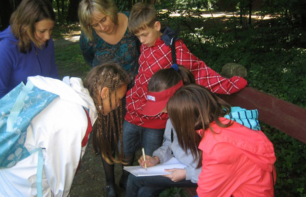 Benkások a ligetben