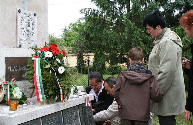 Koszorúzás a Hősök emlékművénél
