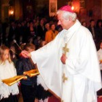 Dr. Kiss-Rigó László megáldja a Fecske-kórus ruháit