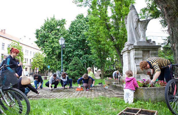 Gerillakertészek a Tessedik-szobornál