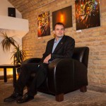 Hodálik Pál a fotói előtt