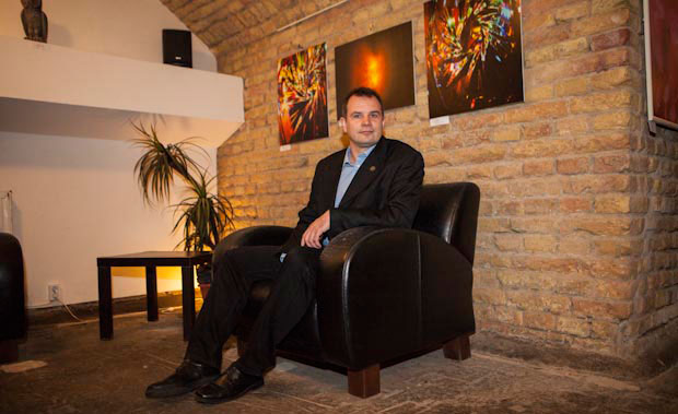 Hodálik Pál a fotói előtt