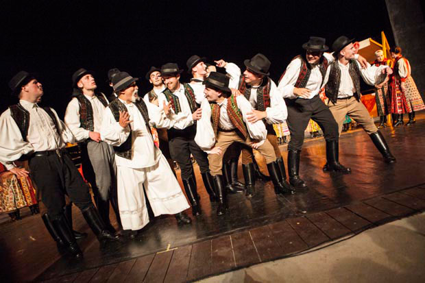 Balassi Táncegyüttes Vásár című előadása a Vízi Színházban