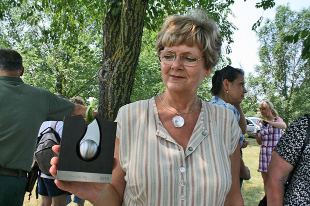 dr. Váradi Lászlóné a díjjal