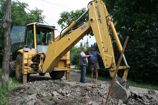 Sinka Imre polgármester ellenőrzi a munkálatokat