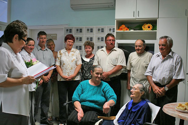 Jutka nénit köszöntik 90. születésnapján