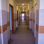 Az átmeneti otthon felújított folyosója