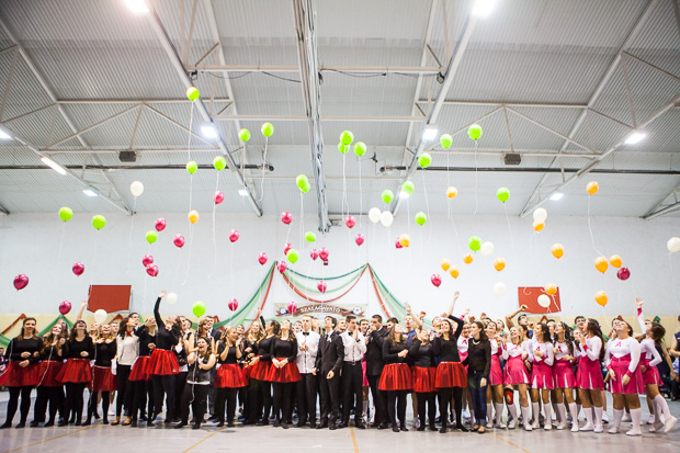 Közös ének és lufieregetés