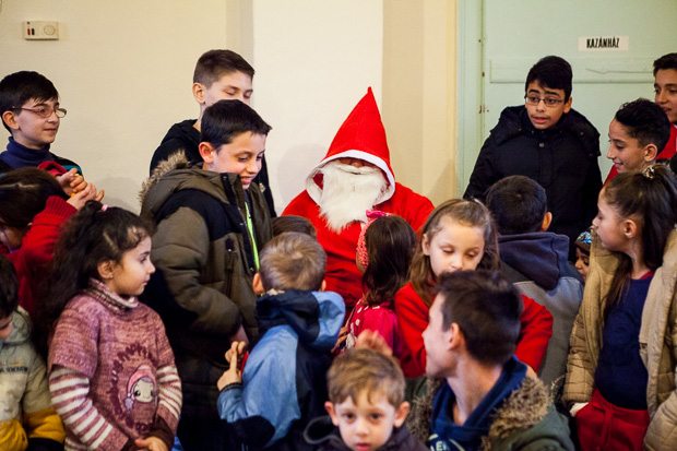 Vasárnap délután a roma közösségi házba is megérkezett a Mikulás