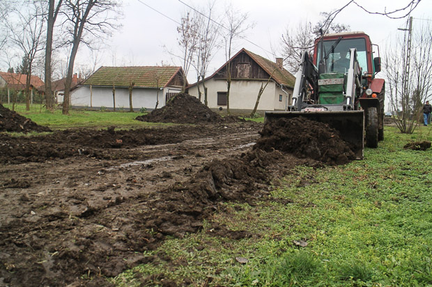 Önerőből épül út Csabacsűdön