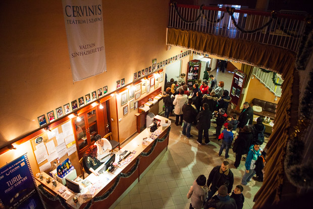 Ébredő sor a Turul Moziban