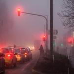 Pirosban várakozó autók a Szabadság utcán