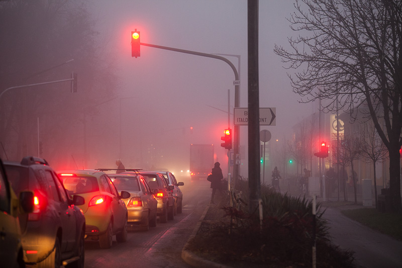 Pirosban várakozó autók a Szabadság utcán