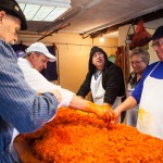 Ízesítik a kolbászt a barátok Csabacsűdön