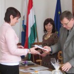 Lódi Viven és dr. Lipcsei Imre dékán (háttérben Lestyán Erzsébet)