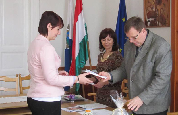 Lódi Viven és dr. Lipcsei Imre dékán (háttérben Lestyán Erzsébet)