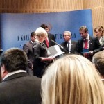 Babák Mihály polgármester átveszi a díjat