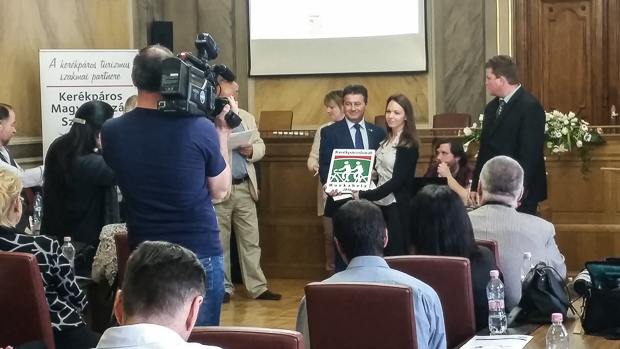 Tóth Tímea átveszi a díjat