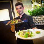 Tóth Pál egy tál szuvidált marhapofa glaszírozott zöldségekkel, valamint lazactextúrák romanescoval társaságában