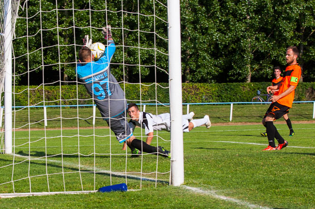 Furár fejesét itt még hárítja Szász