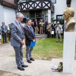 Dr. Jenes Barnabás és dr. Gál Dénes Szalay Mihály szobra előtt