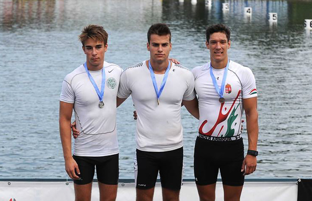 Kuli István (középen)