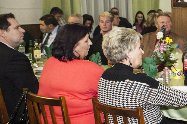 A kép bal szélén Ábrahám Attila. Szemben vele Dombvári Bence.