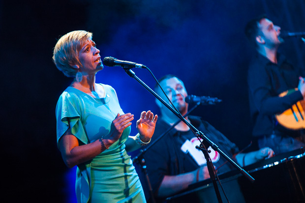 Szita Eszter és Unger Balázs és Unger Gergő a háttérben (Fotó: Babák Zoltán)