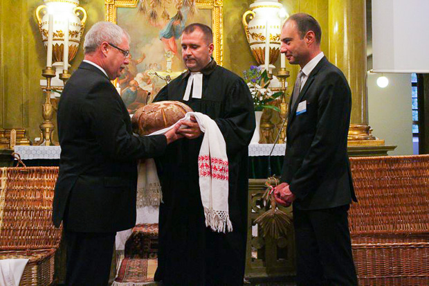Dr. Fazekas Sándor földművelésügyi miniszter, Lázár Zsolt esperes és Svilen Kostov, bolgár agrárminiszter-helyettes