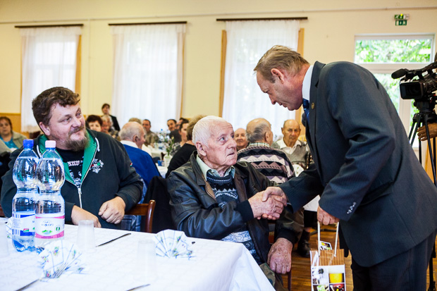 Sonkoly Pali bácsinak gratulál Molnár József polgármester