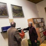 Csasztvan Snarás és Orosz György leleplezik a két képet. Háttérben Baginé Tóth Erika