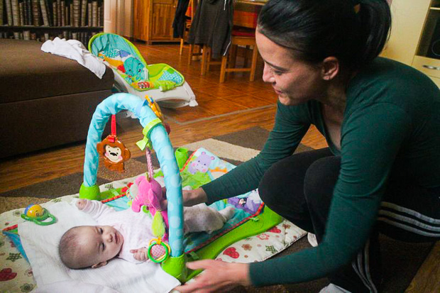 Makainé Árki Mária és kislánya, Luca