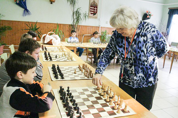 Vitéz Sinka Brigitta, Bici néni