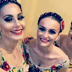 Melis Betta (k) és Makan Zsuzsi (j) csapattársukkal, Prozlik Annával (b)