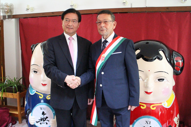 Huang Qin, Wuxi polgármestere és Babák Mihály