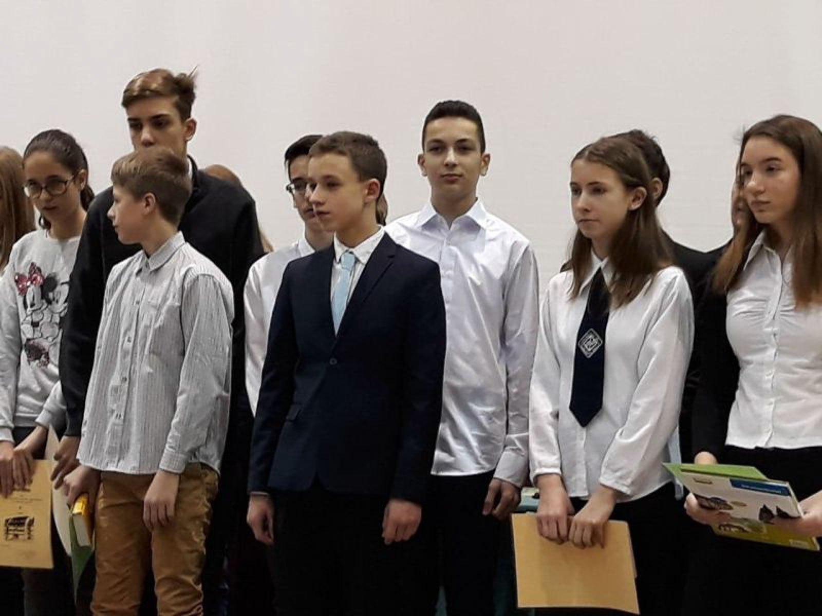 Szpisjak Bence (középen fehér ingben)