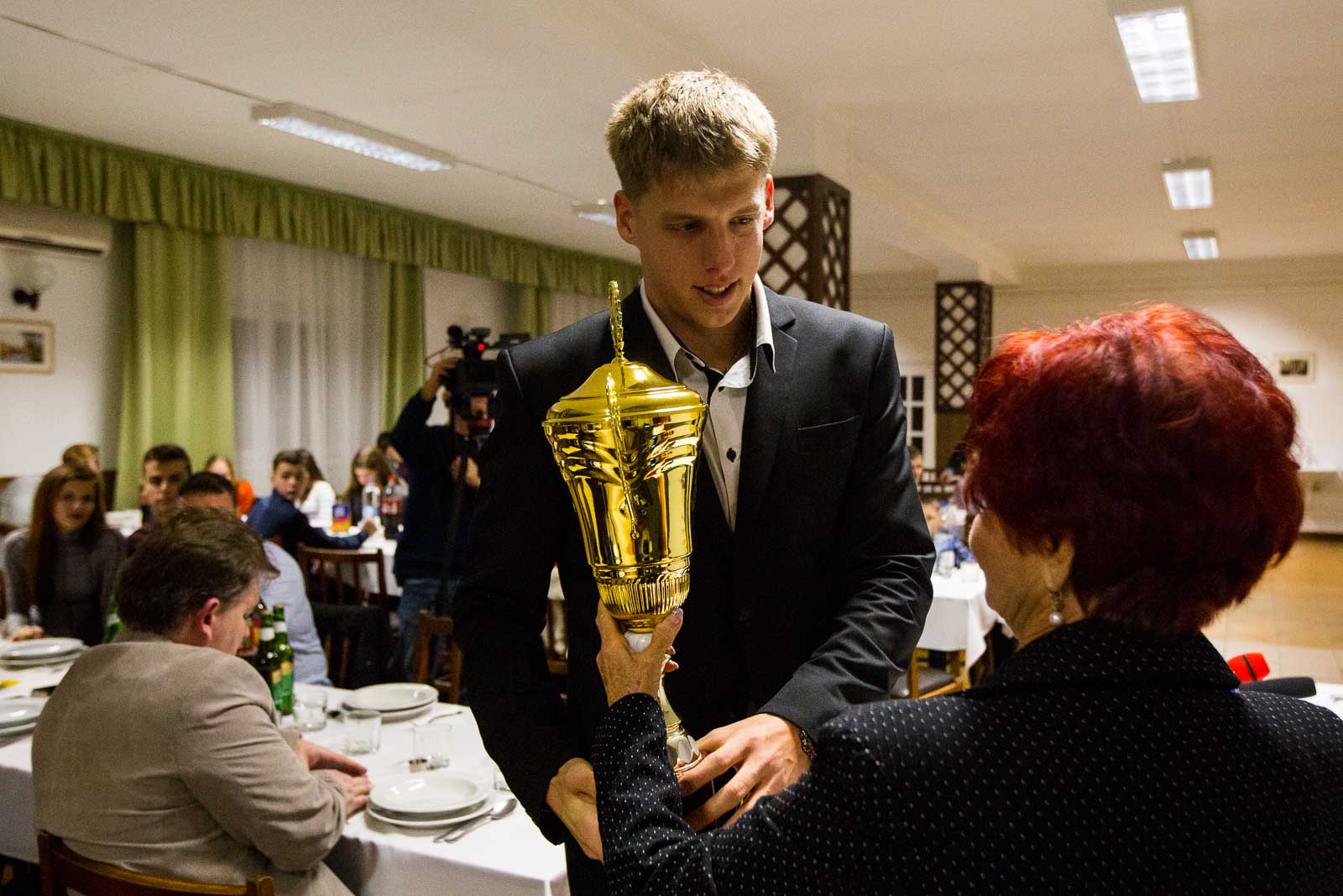 Kós Benedek átveszi a kupát Marik Lászlónétól (Fotó: Babák Zoltán)