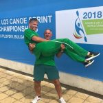 Nyerges Attila edző emeli versenyzőjét, a kétszeres ifjúsági világbajnok Kós Bendeket (Fotó: kajakkenusport.hu)