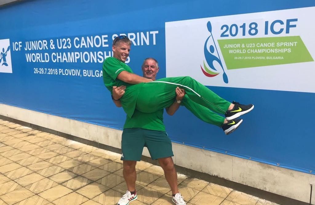 Nyerges Attila edző emeli versenyzőjét, a kétszeres ifjúsági világbajnok Kós Bendeket (Fotó: kajakkenusport.hu)