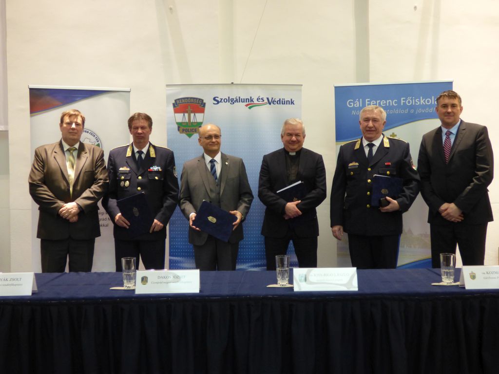 Dr. Lipcsei Imre dékán (b), dr. Polyák Zsolt (b2), dr. Kozma Gábor rektor (b3), dr. Kiss-Rigó László (b4), Dakos József (b5)