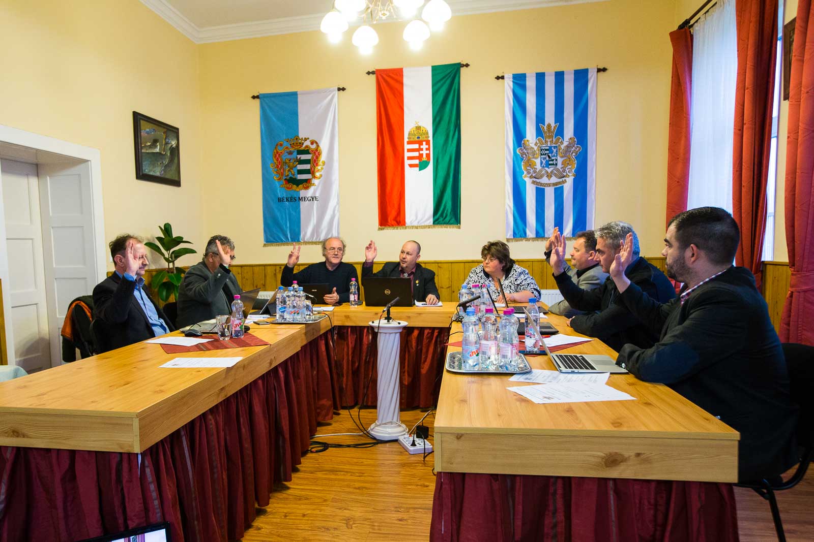 Szavaz a békésszentandrási testület (Fotó: Babák Zoltán)