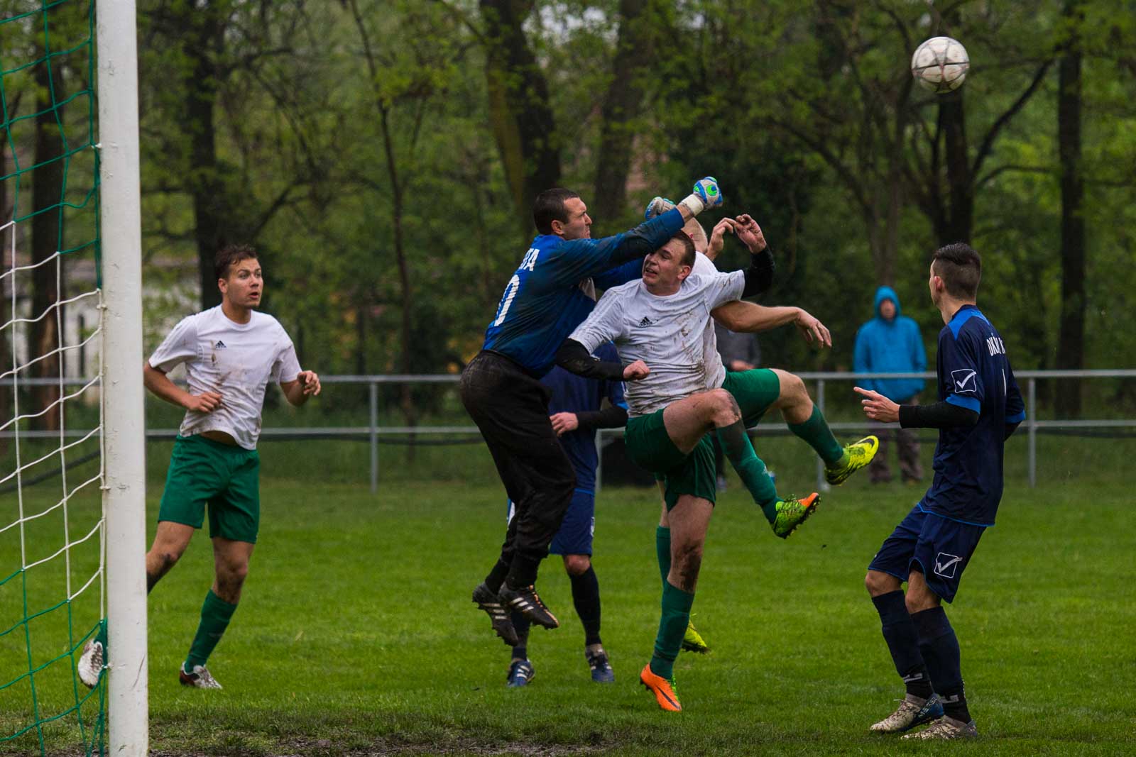 Endrefalvi Erik (fehér), Kurta Lajos (kapus) és Pecznik Péter (fehér) (Fotó: Babák Zoltán)