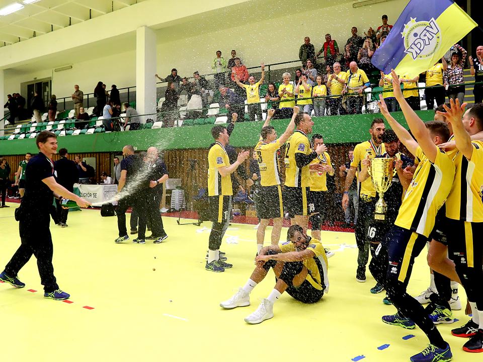 A Kazincbarcika a Pénzügyőr csarnokában ünnepelte bajnoki címét (Fotó: Földi Imre)