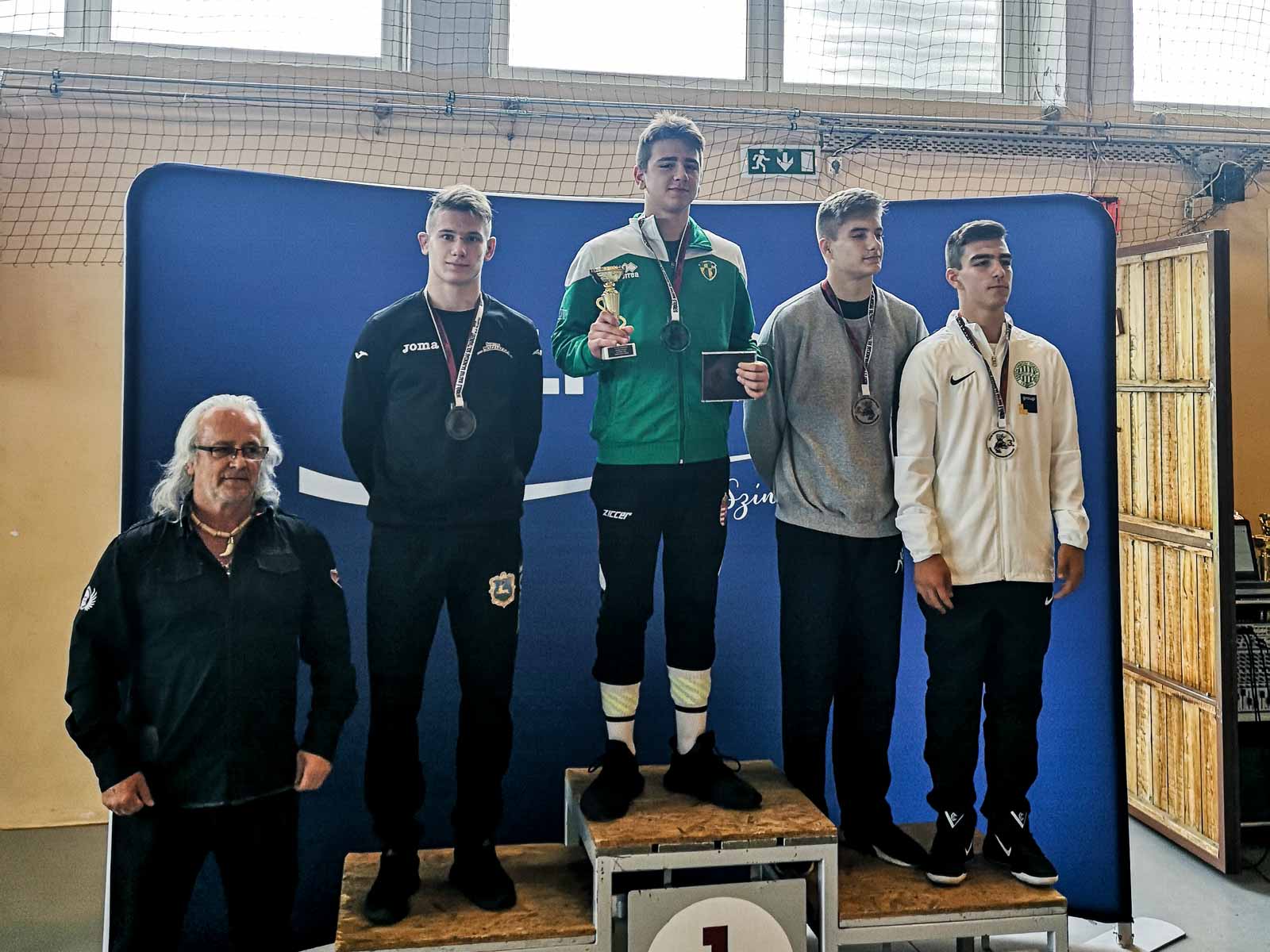 Hajduch Nándor a dobogón (balról fekete melegítőben)