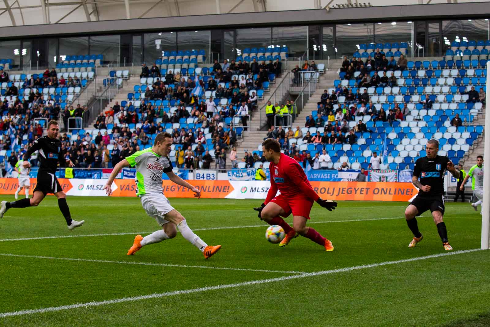 Zimonyi Dávid lövését hárítja Lévai Balázs (Fotó: Babák Zoltán)