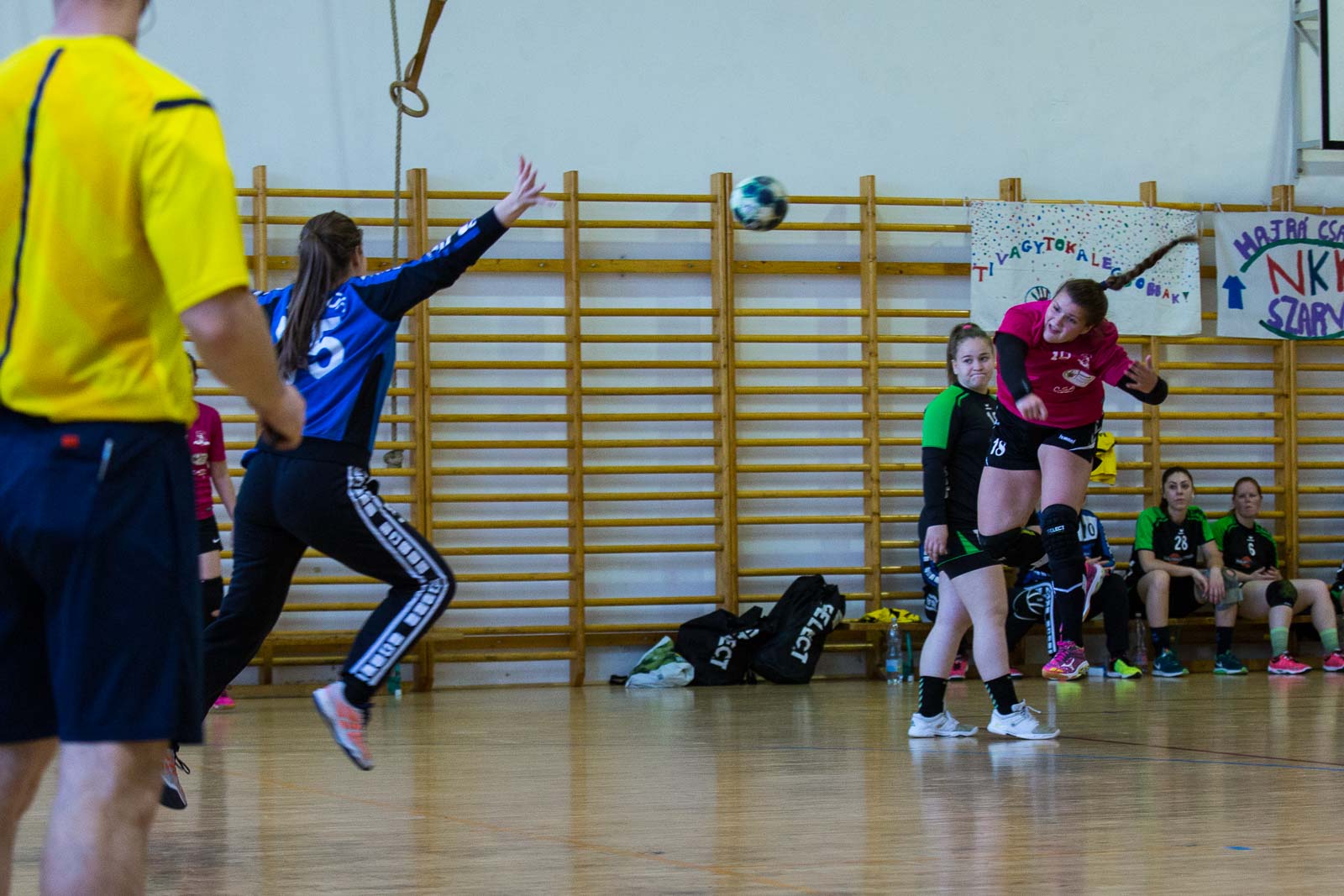 Majoros Flóra (pinkben) (Fotó: Babák Zoltán)