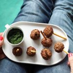 Fokhagymás-római köményes fasírtgolyó ropi pálcán