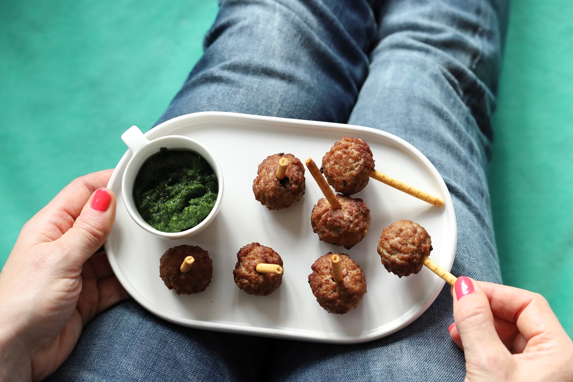 Fokhagymás-római köményes fasírtgolyó ropi pálcán